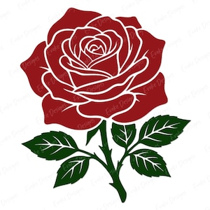 Può includere: Un'illustrazione grafica di una singola rosa rossa con contorni bianchi, caratterizzata da uno stelo verde e foglie verdi. Il design include un testo filigranato ripetitivo che recita Evoke Designs sull'intera immagine in grigio chiaro.