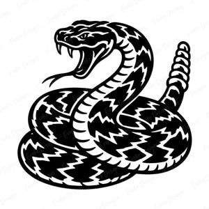 Op de afbeelding: Een zwart-witte grafische illustratie van een opgerolde ratelslang met een open bek, met giftanden en een gespleten tong. De slang heeft een gedetailleerd schubbenpatroon over het lichaam en een gesegmenteerde ratel aan het uiteinde van de staart.
