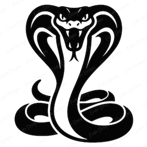 Puede incluir: Una ilustración gráfica en blanco y negro de una cobra en postura defensiva con la capucha desplegada, la boca abierta mostrando colmillos y una lengua bífida visible. El diseño presenta formas negras sólidas y audaces sobre fondo blanco.