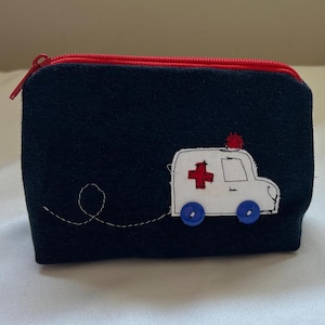 Graziosa custodia per kit di pronto soccorso con ambulanza applicata. Regalo unico fatto a mano.
