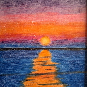 Pode incluir: Pintura de um pôr do sol colorido com um céu vibrante em tons de azul, roxo, rosa e laranja. O sol é um globo amarelo brilhante que se reflete na água azul abaixo. A obra de arte é uma paisagem.