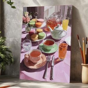 Op de afbeelding: Een schilderij van een theeparty-scène met een roze tafelkleed. Een etagère houdt kleurrijke macarons vast. Theekopjes, theepotten en glazen sap zijn op de tafel gerangschikt. Bestek en een glas water zijn ook aanwezig. Penselen staan in een houten houder.