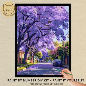 Op de afbeelding: Een doe-het-zelf-schilderset op nummer met een straatbeeld met paarse bloeiende bomen. Het kunstwerk toont een weg omzoomd met bomen in volle bloei, met auto's geparkeerd langs de kant. De kit bevat de tekst "PAINT BY NUMBER DIY KIT - PAINT IT YOURSELF!"