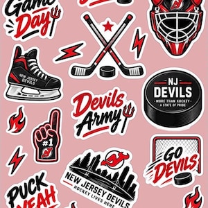 Puede incluir: Una colección de pegatinas de hockey de los New Jersey Devils con logotipos del equipo, una camiseta de hockey con el número 13, una máscara de portero, patines, palos de hockey, discos, llamas y textos como Jersey Pride, Game Day y Devils Army.