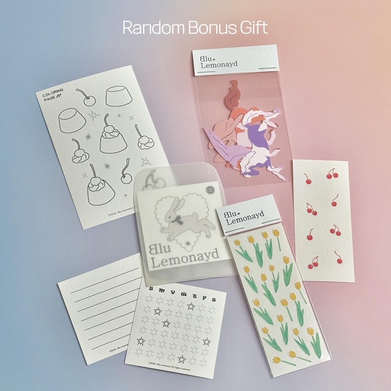 Puede incluir: Una colecci&oacute;n de art&iacute;culos de papeler&iacute;a, que incluyen pegatinas, una p&aacute;gina para colorear y blocs de notas, dispuestos sobre un fondo degradado rosa y azul. Las pegatinas presentan varios dise&ntilde;os, como cerezas, tulipanes y figuras abstractas. El texto "Random Bonus Gift" est&aacute; en la parte superior.