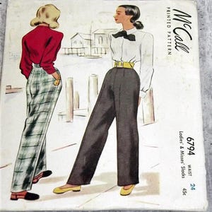 以下が含まれることがあります： 女性用スラックスのイラストが描かれた、ヴィンテージのMcCall'sプリントパターンカバー。一人の女性は赤いブラウスとチェック柄のパンツを、もう一人は白いシャツ、黒い蝶ネクタイ、濃い色のパンツを着用しています。カバーには「McCall」と「Printed Pattern」の文字が含まれています。