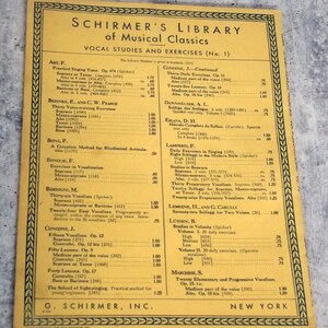 Op de afbeelding: Een vintage pagina uit "Schirmer's Library of Musical Classics" met zangstudies en oefeningen. Het vergeelde papier toont een gedetailleerde lijst van muziekstukken, met zwarte tekst en een decoratieve rand.