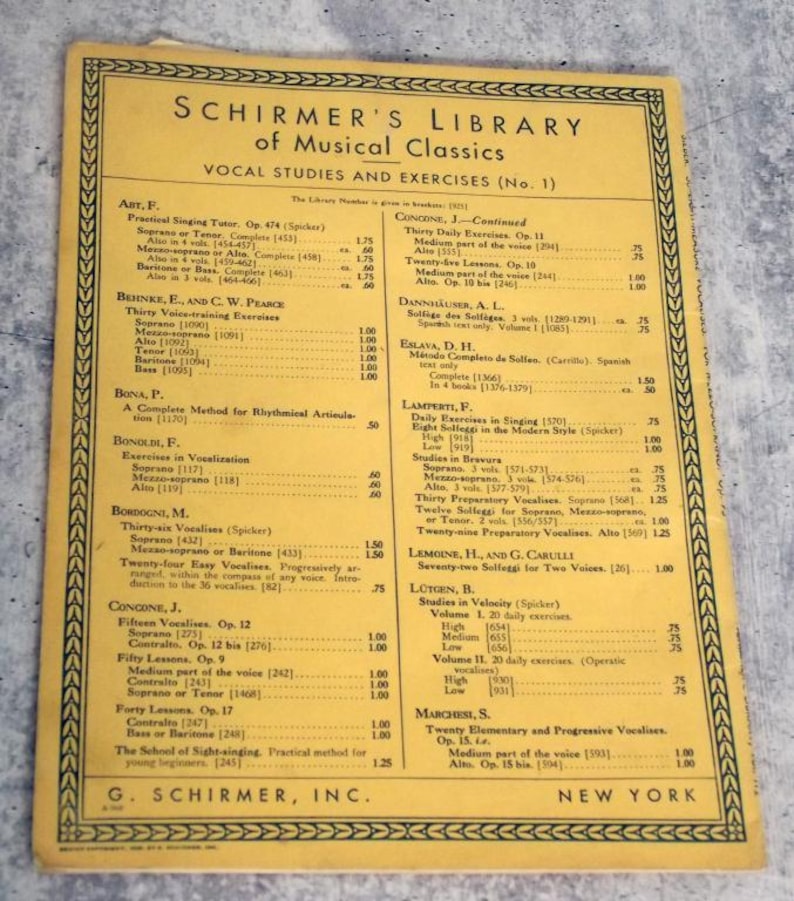 Op de afbeelding: Een vintage pagina uit "Schirmer's Library of Musical Classics" met zangstudies en oefeningen. Het vergeelde papier toont een gedetailleerde lijst van muziekstukken, met zwarte tekst en een decoratieve rand.