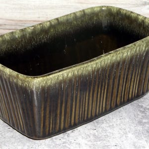 Fioriera Hull F467 verde con nervature e gocciolamento, 3 1/8"T x 7 1/4"L x 4 3/8"W EB20