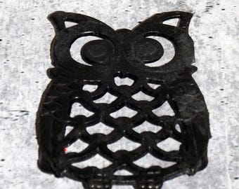 Salvamanteles de hierro fundido con forma de búho vintage, color negro, con tres patas, para placa calefactora, 4" x 3" EB21