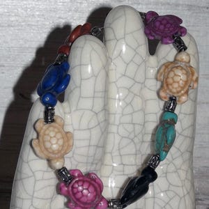 Braccialetto di perline multicolori con tartaruga in magnesite B143