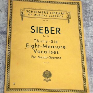 Op de afbeelding: Een vintage bladmuziekcover met een gele achtergrond en zwarte tekst. De titel luidt "SIEBER" en "Thirty-Six Eight-Measure Vocalises For Mezzo-Soprano". De cover bevat ook de tekst "SCHIRMER'S LIBRARY OF MUSICAL CLASSICS."