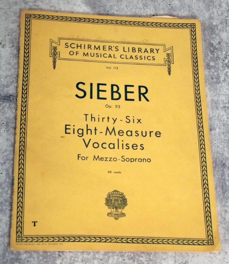 Op de afbeelding: Een vintage bladmuziekcover met een gele achtergrond en zwarte tekst. De titel luidt "SIEBER" en "Thirty-Six Eight-Measure Vocalises For Mezzo-Soprano". De cover bevat ook de tekst "SCHIRMER'S LIBRARY OF MUSICAL CLASSICS."