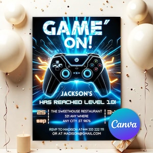 Op de afbeelding: Een blauwe en zwarte videogamecontroller met gloeiende blauwe lampjes. De tekst "GAME" ON!" staat bovenaan de uitnodiging. De tekst "JACKSON'S HAS REACHED LEVEL 10!" staat onder de controller. De uitnodiging bevat ook de tekst "THE SWEETHOUSE RESTAURANT 321 ANY WHERE ANY CITY ST 9876 RSVP TO MADISON AT444 333 222 111 OR AT MADISON@GMAIL.COM".