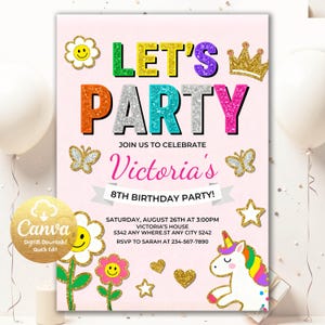 Op de afbeelding: Een roze verjaardagsuitnodiging met de woorden "LET'S PARTY" in kleurrijke, glinsterende letters. De uitnodiging bevat de tekst "Doe met ons mee om Victoria's 8e verjaardag te vieren!" en heeft decoratieve elementen zoals bloemen, vlinders, een kroon en een eenhoorn.