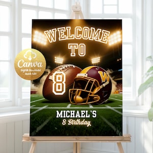 Könnte beinhalten: Ein digitaler Download-Geburtstagsschild mit Football-Motiv. Das Schild zeigt einen Football, einen Helm und den Text "WELCOME TO" in goldfarbenen Buchstaben. Es enthält auch den Text "MICHAEL'S 8 Birthday". Der Hintergrund ist ein Footballfeld.