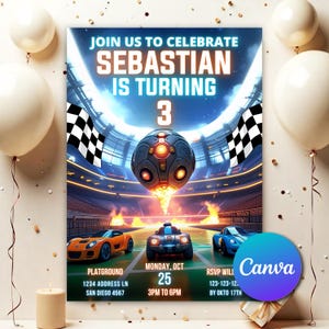 Könnte beinhalten: Eine Geburtstagseinladung mit Rennwagen-Thema. Die Einladung zeigt ein futuristisches Stadion mit Rennwagen, einem Fußball und karierten Flaggen. Der Text lautet "Feiern Sie mit uns Sebastians 3. Geburtstag".