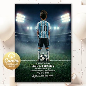 Op de afbeelding: Een digitale verjaardagsuitnodiging met een jonge voetballer in een blauw-wit shirt met nummer 10. De uitnodiging bevat de tekst "LEO'S IS TURNING 7" en evenementdetails.