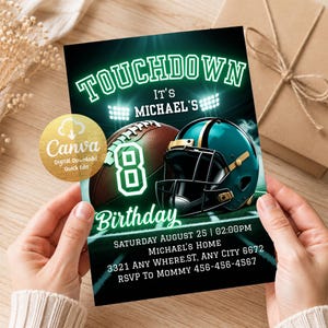 Op de afbeelding: Een rechthoekige verjaardagsuitnodiging met een football-thema, inclusief een bruine football, een blauwgroene en gouden helm en de tekst TOUCHDOWN IT'S MICHAEL'S 8 BIRTHDAY. Bevat evenementdetails voor zaterdag 25 augustus om 14:00 uur.