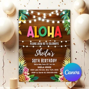 以下が含まれることがあります： カラフルな文字で「ALOHA」と書かれた誕生日パーティーの招待状。招待状は木製の背景にあり、「Please join us to celebrate Sheila's 50th Birthday」というテキストが含まれています。デザインには熱帯の花とストリングライトが含まれています。