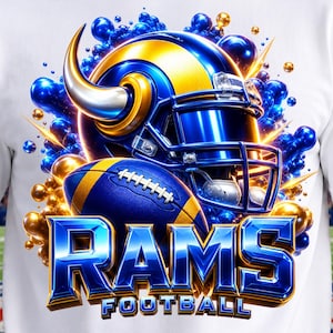 Puede incluir: Una camiseta blanca con un gráfico de un casco de fútbol americano azul y amarillo y un balón. El diseño incluye esferas azules y doradas y el texto RAMS FOOTBALL en letras azules. En la parte inferior aparece el texto INSTANT DOWNLOAD PNG FILES.