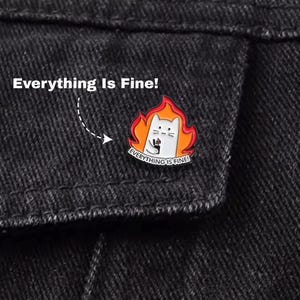 Pines de esmalte &quot;Todo está bien&quot;: pines divertidos de gato para bolsos, pines meme para mochilas, pines bonitos para regalar a amigos, pines e insignias, pines de esmalte humorísticos.
