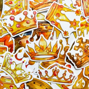 50 willekeurige gouden kroonstickers, koninklijke luxe stickers, koning- en koninginstickers, waterdicht stickerspakket voor dagboek, plakboek, doe-het-zelf