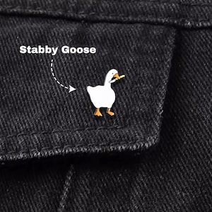 Pines de esmalte de ganso apuñalado: divertidos pines de animales para bolsos, pines de memes para mochilas, pines bonitos para regalar a amigos, pines e insignias, pin de esmalte humorístico.