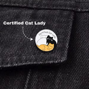 Pines de esmalte &quot;Cat Lady&quot; certificados: pines divertidos de animales para bolsos, pines meme para mochilas, pines bonitos para regalar a amigos, pines e insignias, pines humorísticos.
