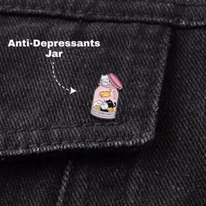Pines esmaltados con forma de frasco de antidepresivos: pines divertidos de gatos para bolsos, pines meme para mochilas, pines bonitos para regalar a amigos, pines e insignias, pines humorísticos.