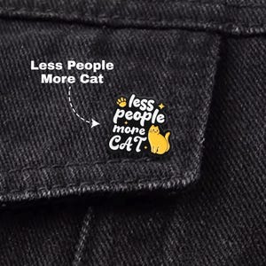 Minder mensen meer kat emaille pins - grappige dieren pins voor tassen, meme rugzak pins, leuke pins cadeau voor vrienden, pins en badges, humor pins