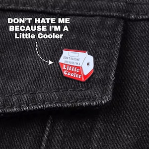 Little Cooler Enamel Pins - Lustige Slogan Pins für Taschen, Meme Rucksack Pins, Geschenk für Freunde, Pins und Badges, Humor Emaille Pin