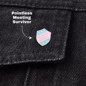 Pointless Meeting Survivor Emaille Pins - Lustige Slogan Pins für Taschen, Meme Rucksack Pins, süßes Geschenk für Freunde, Pins und Badges, Humor Pin