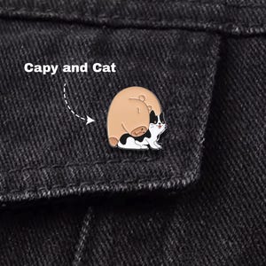 Emaille pin capy en kat – grappige capibara met kat pins voor tassen, schattige dieren rugzak pins, huisdier minnaar cadeau voor vrienden, pins en badges