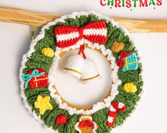 Corona navideña de ganchillo hecha a mano / Diseño festivo de hombrecitos de jengibre, lazos y cascabeles / Ideal para colgar en la puerta o la pared / Regalo de Navidad
