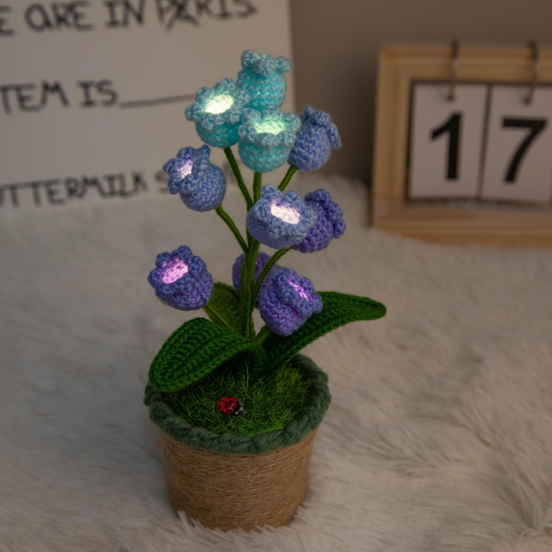 gehäkelte Maiglöckchen-Lampe | Topfblume Licht | Schreibtisch Dekoration Nachttischlampe | Einzigartiges für immer Geschenk | Geschenk zum Muttertag Bild 16