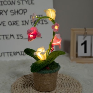 gehäkelte Maiglöckchen-Lampe | Topfblume Licht | Schreibtisch Dekoration Nachttischlampe | Einzigartiges für immer Geschenk | Geschenk zum Muttertag Bild 18
