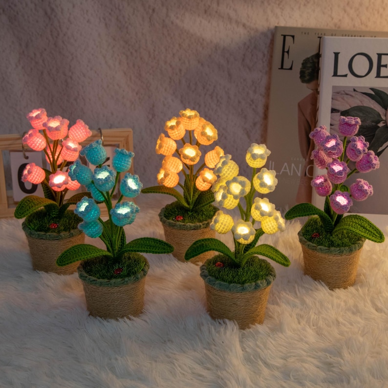 Lámpara de lirio de los valles hecha a mano a crochet / Lámpara de flor en maceta / Lámpara de mesita de noche decorativa para escritorio / Regalo único para siempre, decoración del hogar
