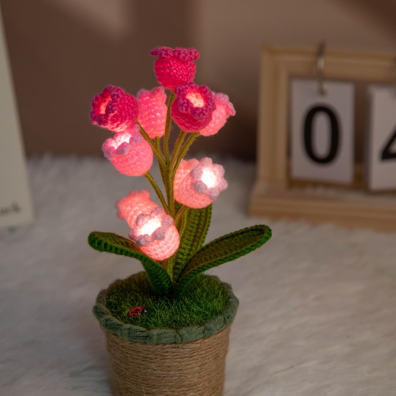 gehäkelte Maiglöckchen-Lampe | Topfblume Licht | Schreibtisch Dekoration Nachttischlampe | Einzigartiges für immer Geschenk | Geschenk zum Muttertag Bild 14