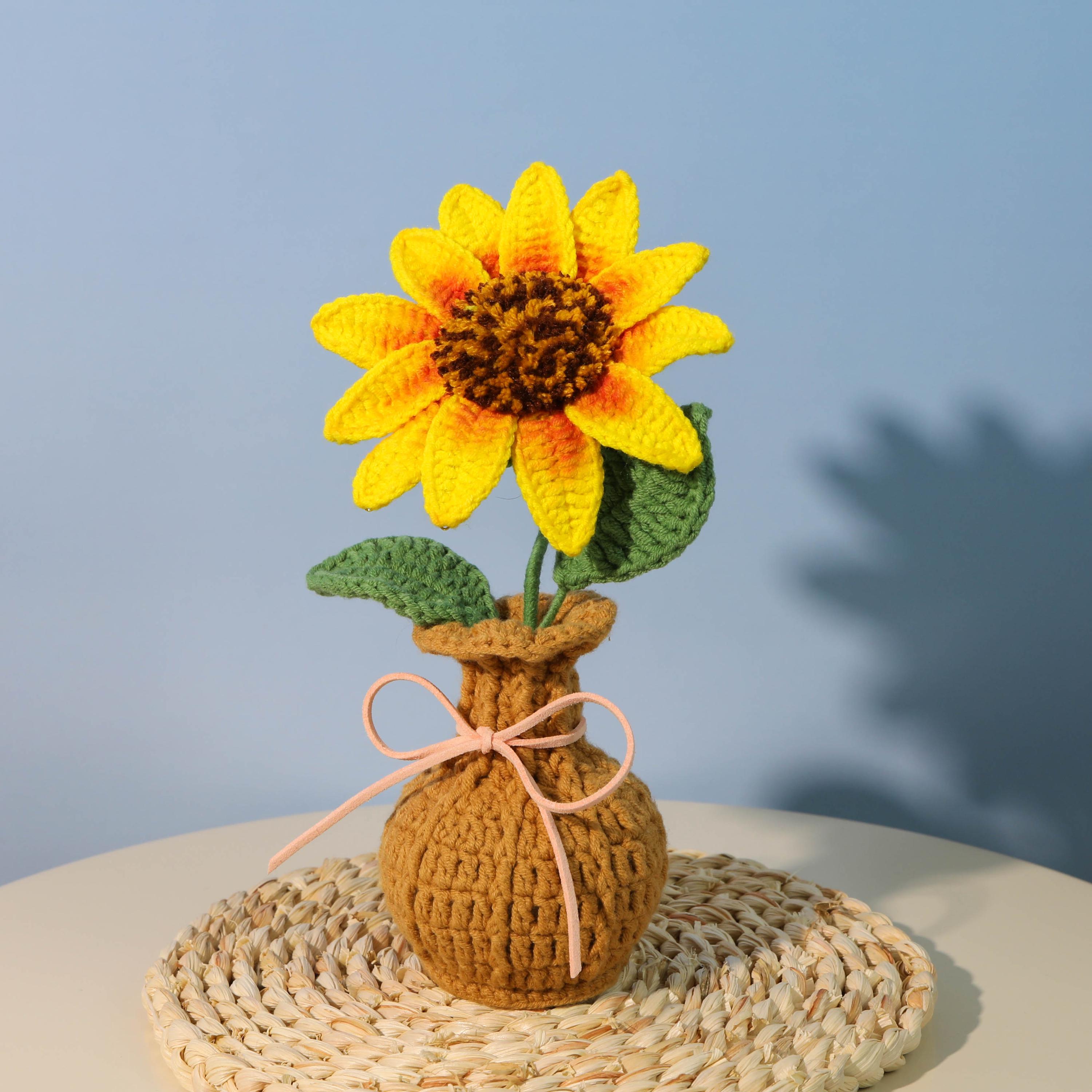かぎ針編みのピンクと黄色のひまわりの花束、毛糸の花瓶入り。手作りの