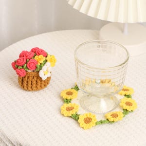 ハンドメイドかぎ針編みフラワーコースターセット（バスケット付き） - バラ、ひまわり、デイジー、ユリ、ワスレナグサ - お母さんや彼女へのかわいいギフト