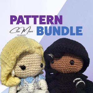 Może przedstawiać: Zestaw wzorów na szydełku do dwóch lalek amigurumi. Jedna lalka to blondynka w niebiesko-białej sukience, a druga lalka to chłopiec o brązowej skórze w czarnym stroju. Zestaw wzorów nazywa się "Cleo Marz Collection".