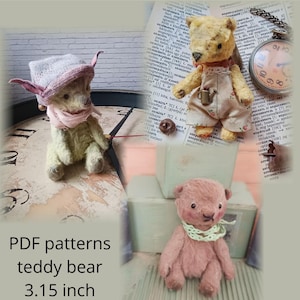 Puede incluir: Se muestran tres osos de peluche hechos a mano, de aproximadamente 8 cm de altura. Un oso lleva un sombrero y una bufanda, otro lleva un mono y el tercero tiene una bufanda verde. La imagen incluye el texto "PDF patterns teddy bear 3.15 inch."