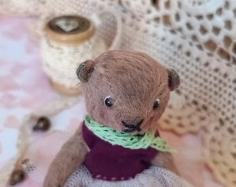Handgemaakte miniatuurknuffelbeer: verzamelbaar kunstwerk van viscose.