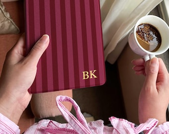 Personalised Burgundy Stripe Kindle Case – Custom Initial Foil – Classic Vintage-Inspired E-Reader Cover – Booklover Gift, Elegant Sleeve