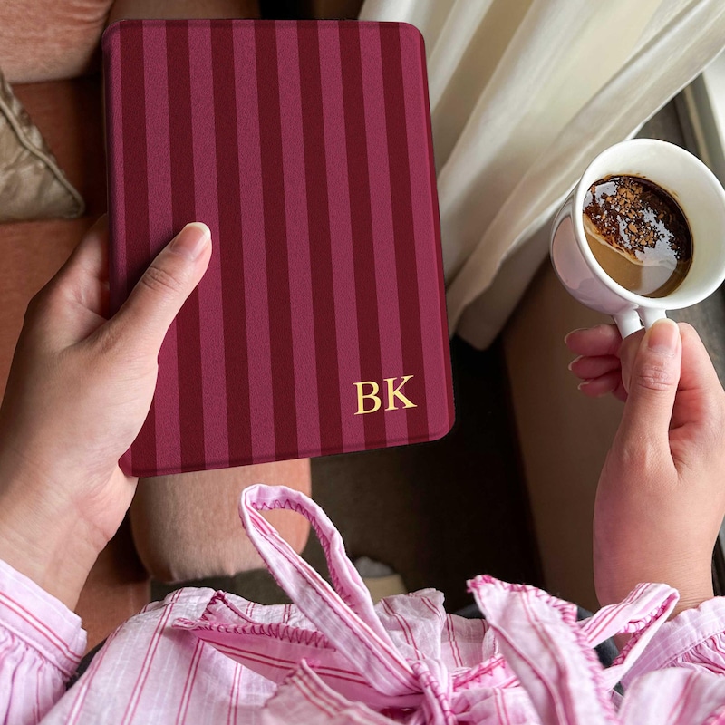 📚Free Personalization📚 Personalised Burgundy Stripe Kindle Case – Custom Initial Foil – Classic Vintage-Inspired E-Reader Cover – Booklover Gift, Elegant Sleeve