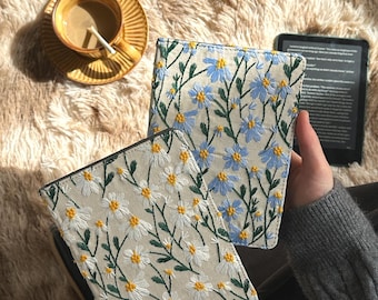 Capa para Kindle com margaridas bordadas, capa protetora acolchoada em tecido floral para Paperwhite, presente estilo cottagecore para leitores.