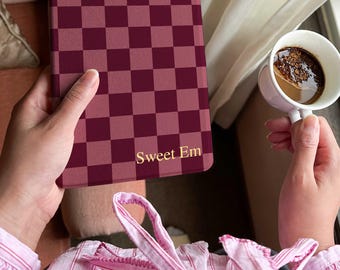 Personalized Burgundy Checkered Kindle Case, Cozy Bookish Tablet Cover with Gold Name, Cute Aesthetic E-Reader Sleeve Gift, Valentine’s Day