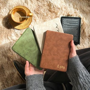 Mysigt krokodilpräglat Kindle-fodral, personligt läderfodral för läsare, present till bokälskare och Kindle 2022/2024 Paperwhite