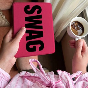 Funda rosa personalizada para Kindle, cubierta para libro SWAG, funda para Kindle con tipografía llamativa, regalo personalizado para lectores, accesorio Booktok para Kindle